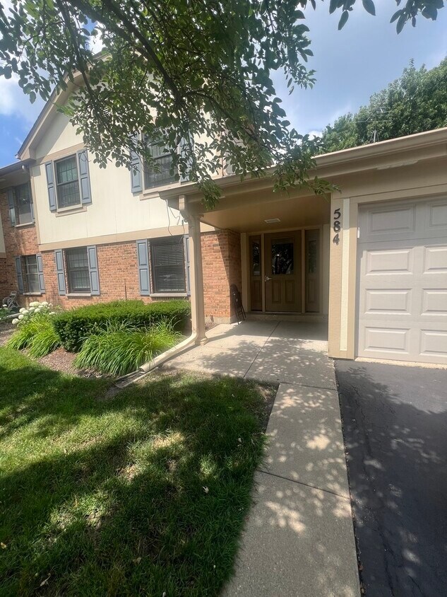 Foto principal - 584 Williamsburg Ct