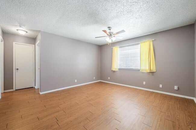 Foto del edificio - 5807 Spring Meadow Rd