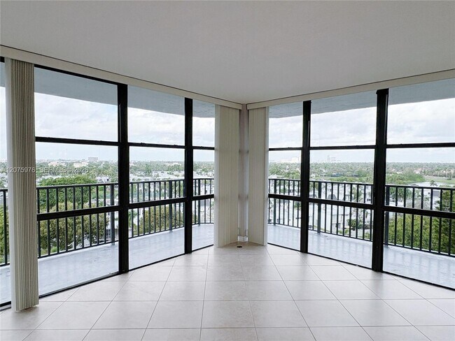 Building Photo - 800 Parkview Dr