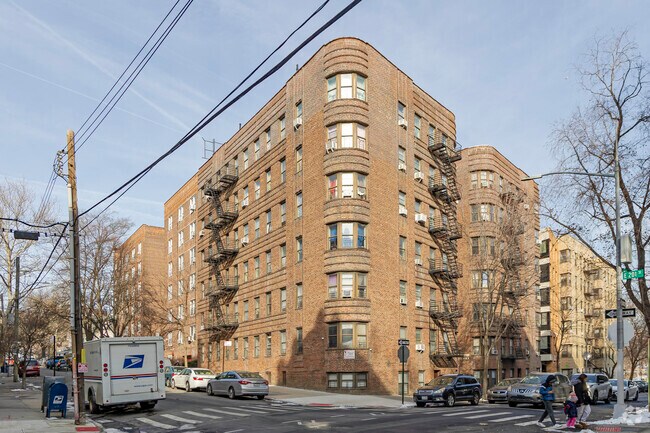 Building Photo - 325 E 201st St