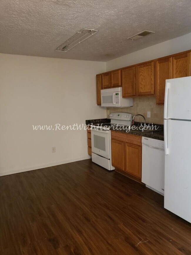 Foto del edificio - GREAT ONE LEVEL TOWNHOME / END UNIT / POPULAR DOWNTOWN VILLA RICA AREA / CAN WALK TO SHOPPING AND...