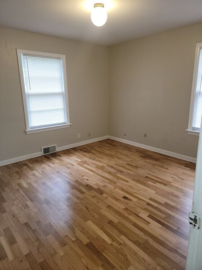 Building Photo - Charming, spacious Craftsman style Lakewood Home