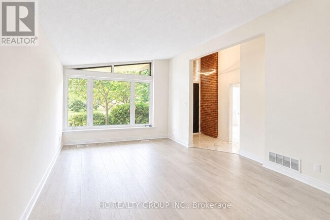 Building Photo - 52 Dukinfield Crescent