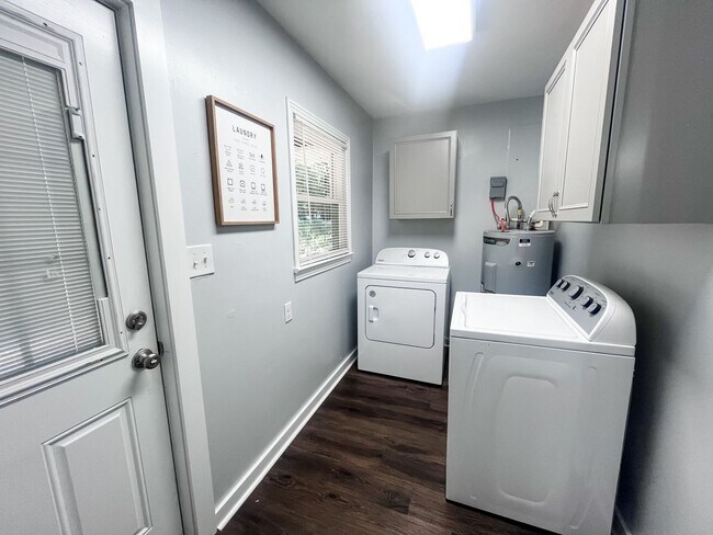 Photo - Beautiful 3 Bedroom Near Campus House