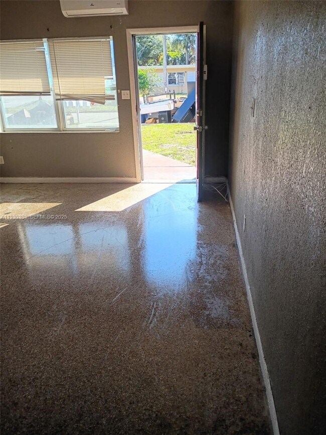 Foto del edificio - 1017 Chipola Rd