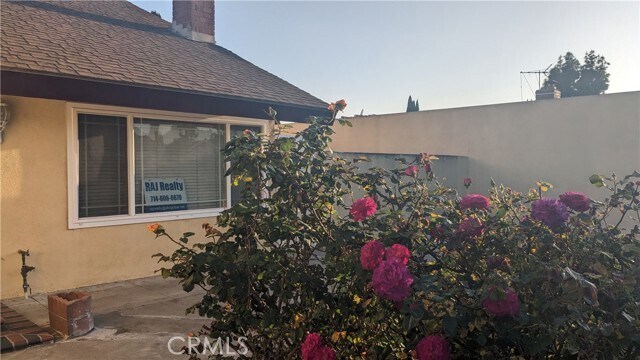 Building Photo - 2128 W Chalet Ave