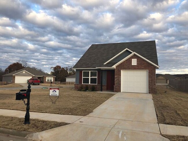 Building Photo - Three Bedroom | Two Bath Home in Heritage ...
