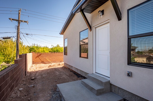 Building Photo - 67 E 820 S