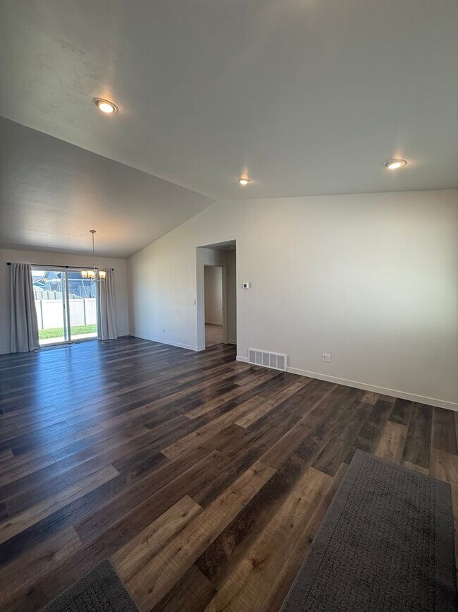 Building Photo - 3 Bedroom, 2 Bathroom Single Family Home!