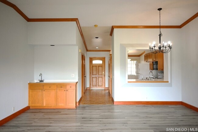 Building Photo - 8880 Villa La Jolla Dr