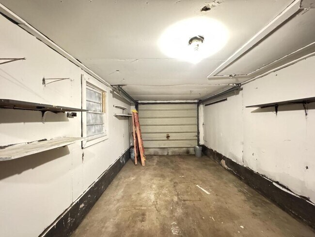 Building Photo - 1044 S Main Ave