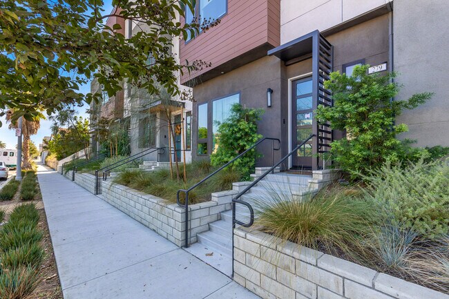 Building Photo - 279 W 8th St