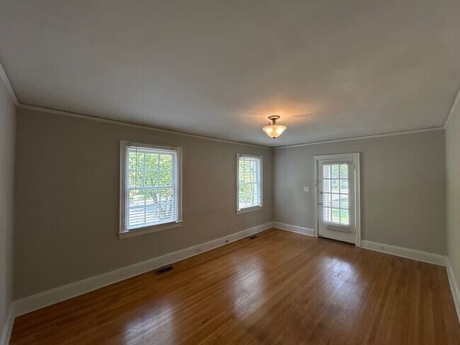 Building Photo - Cute two bedroom located in Midtown.