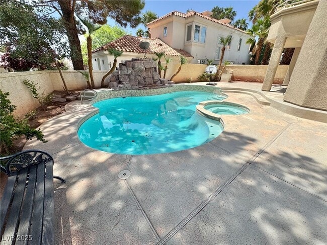 Building Photo - 8753 Rainbow Ridge Dr