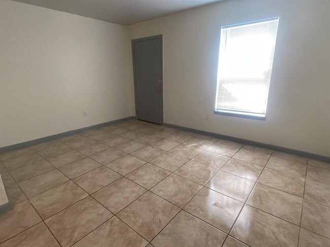 Building Photo - 1802 N Wayside Dr