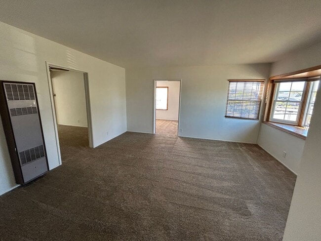 Building Photo - Lovely house for rent: 4 bed 1.75 bath in ...