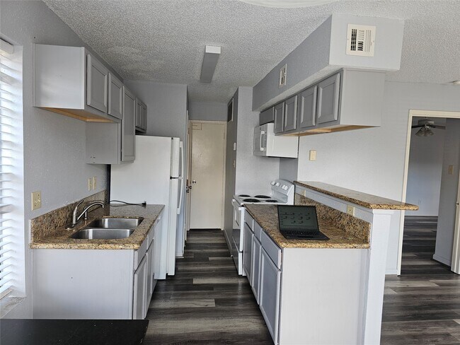 Foto del edificio - 2750 Holly Hall St