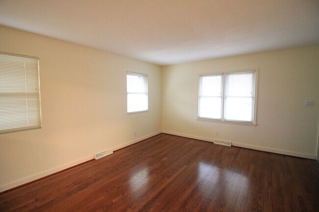 Foto del edificio - Olathe Duplex w/ Wood Floors, Finished Basement, and a Fenced Yard!