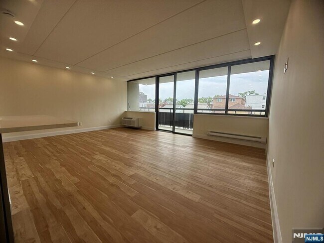 Foto del edificio - 555 Gorge Rd