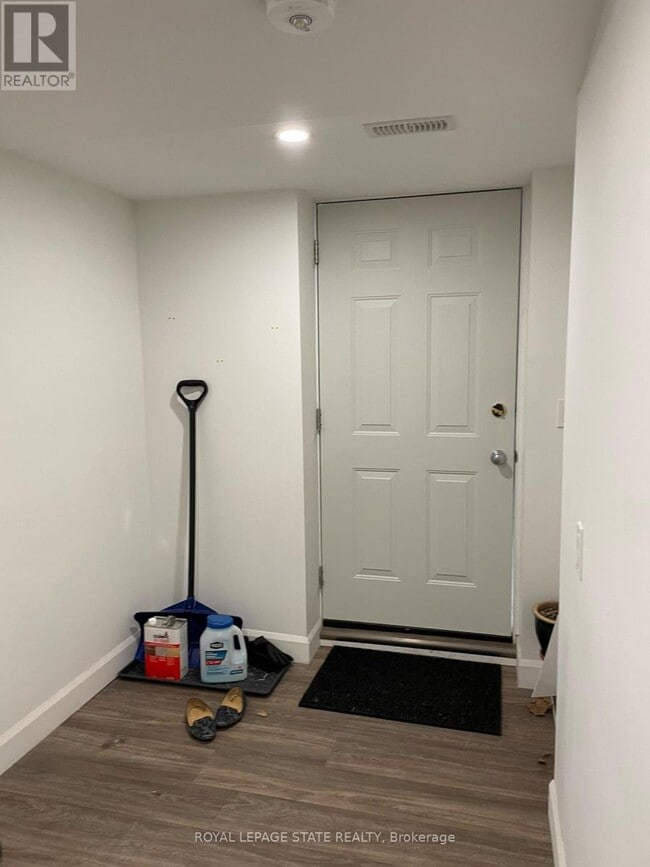 Building Photo - 176 Queensdale Ave E