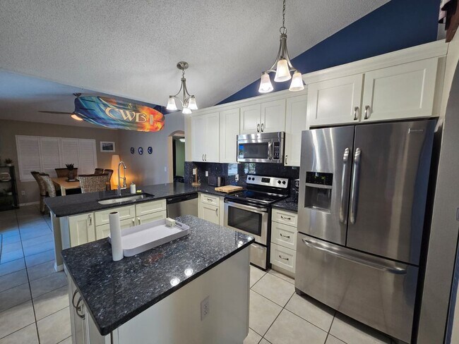 Foto del edificio - Port St. Lucie Single-Family home with Fenced Yard and Pool! FULLY FURNISHED!