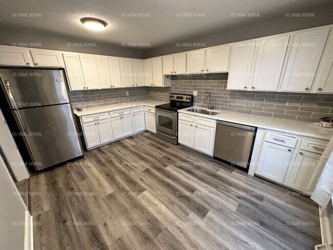 Building Photo - Cozy 3 bed 1.5 bath duplex in Blue Springs!