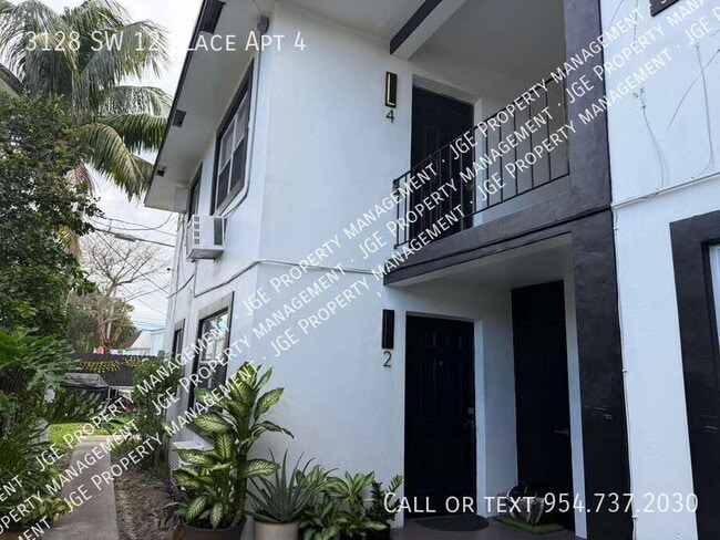 Building Photo - 3128 SW 12th Pl