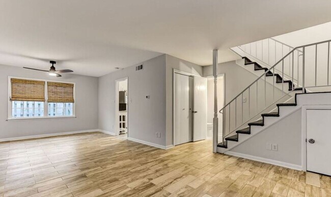 Foto del edificio - Charming Town Home Available August 12th.