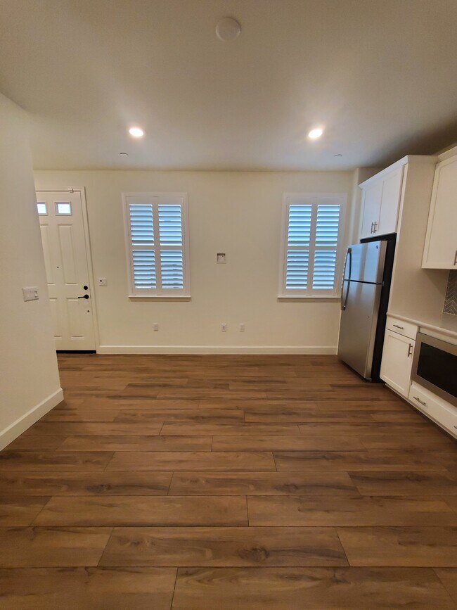 Building Photo - 4067 Stanwick Ave