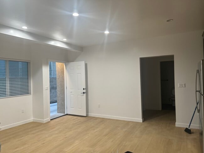 Building Photo - 11019 Fruitland Dr