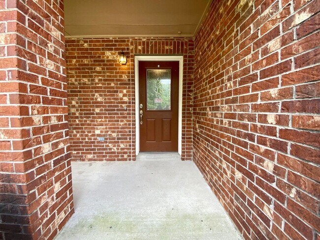 Building Photo - Gorgeous 4 bed/2.5 bath home in a great lo...
