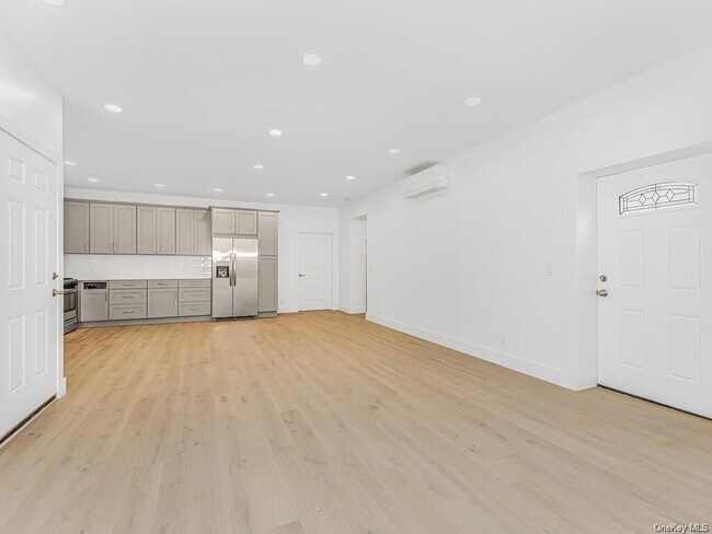 Foto del edificio - 6140 Delafield Ave