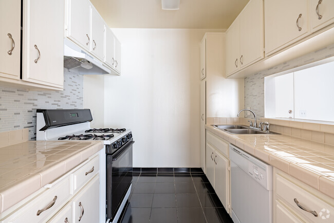 2HAB, 2BA - 930 ft² - Kingsley Grand Apartments