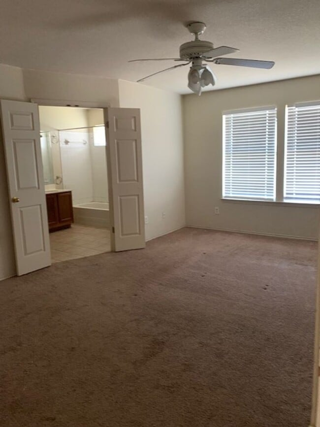 Foto del edificio - 3 bedroom, 2 bath, and 2 car garage house