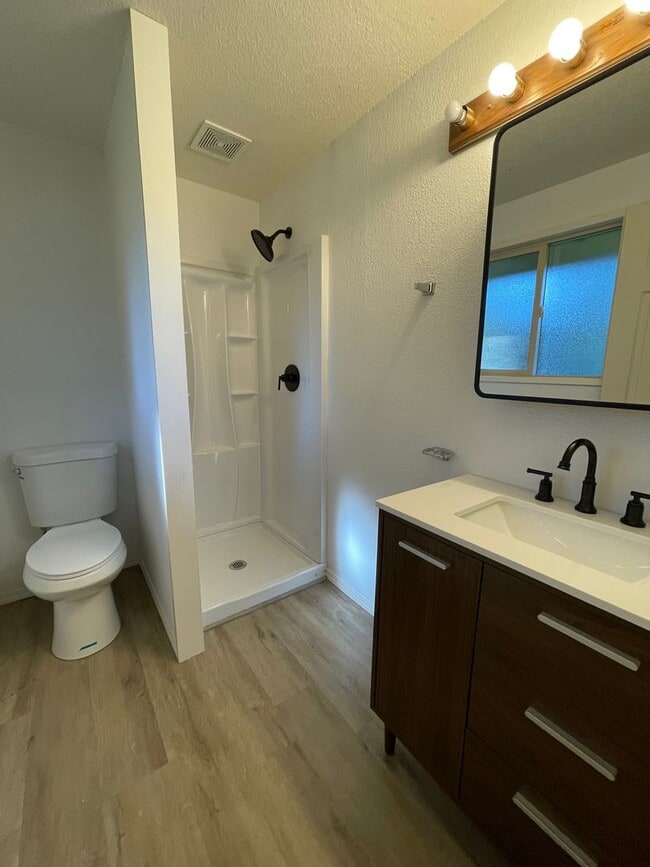 Building Photo - Fantastic 3 Bedroom Home with Spacious Bac...