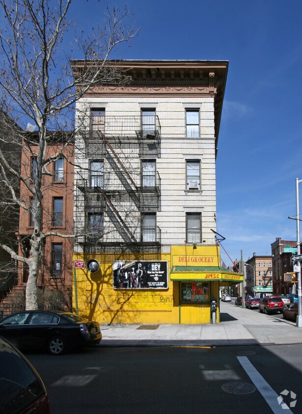 Building Photo - 330 Lewis Ave