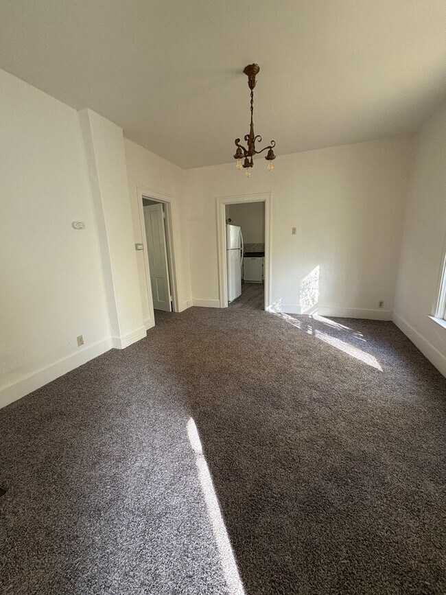 Foto del edificio - Charming 4-Bed, 2-Bath Home on Corner Lot ...