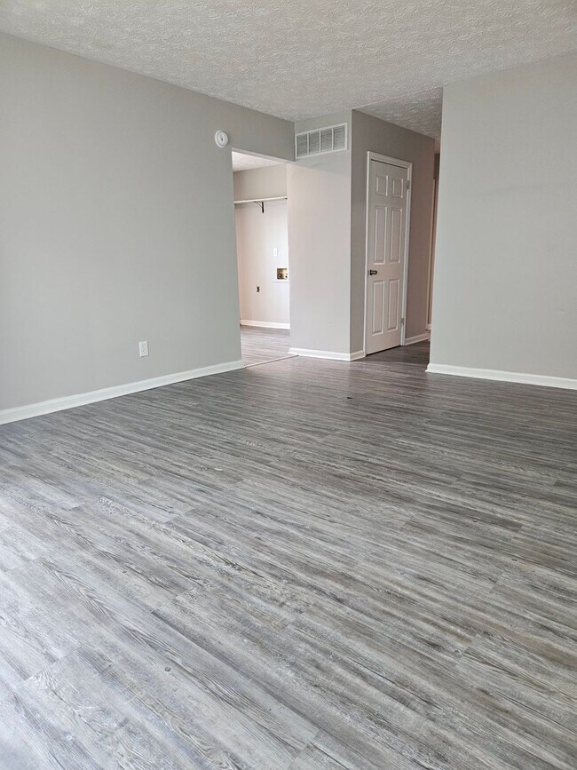 Building Photo - 2 Bed 1 Bath Duplex