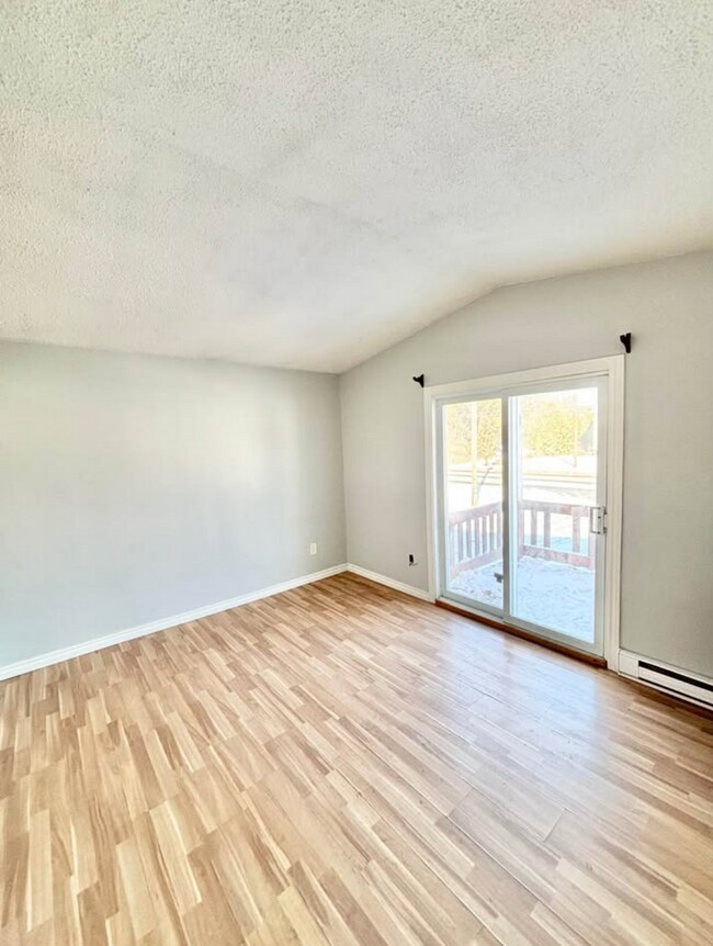 Photo du bâtiment - Bright & Spacious 2-Bedroom - 1 Bathroom A...