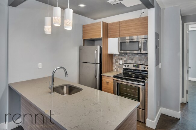 Building Photo - 581 Van Buren St