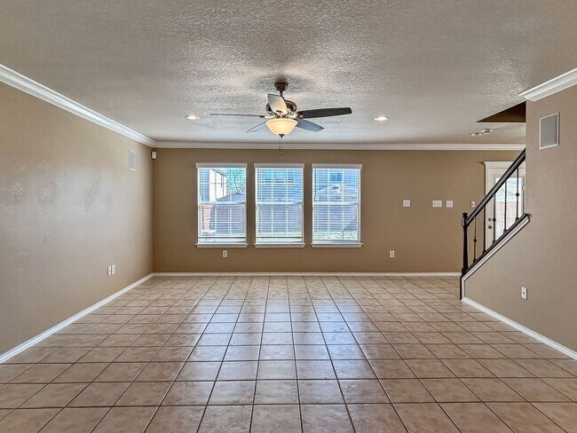 Foto del edificio - Spacious 4-Bedroom Home Near 1604 & Hwy 90