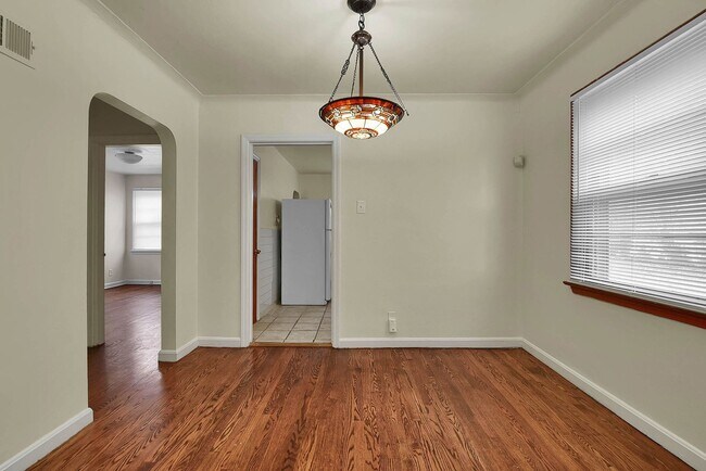 Foto del edificio - Quaint 2 bedroom home in University City.