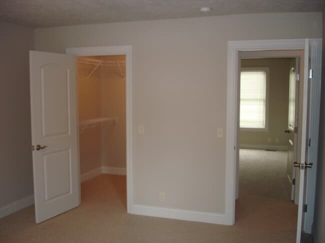 Building Photo - 975 Sautter Dr