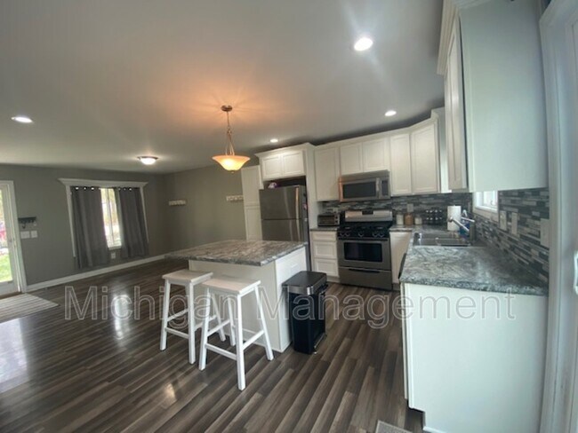 Foto del edificio - 5351 Grass Lake Rd