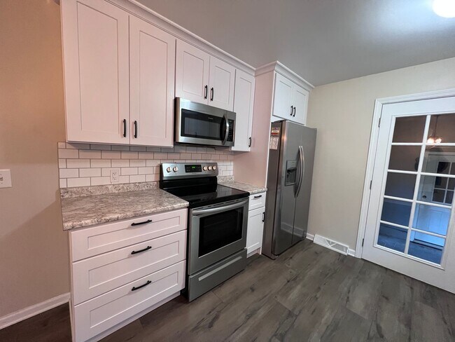 Foto del edificio - 4 bedroom home in Lowell Schools!