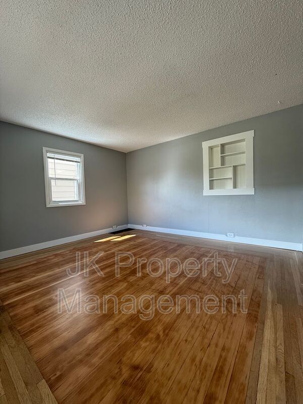 Building Photo - 913 5th Ave N