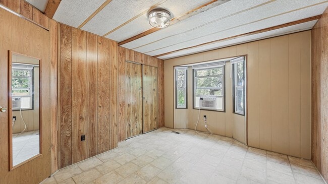 Building Photo - 215 Spanish Oak Dr