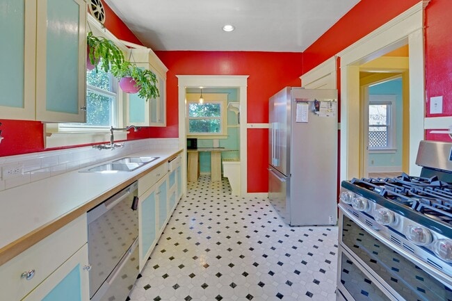Building Photo - Vibrant Seattle Home