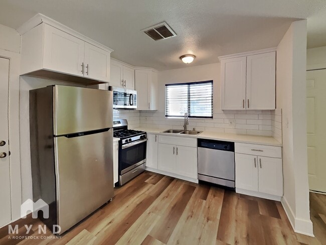 Foto del edificio - 3301 19th Ave