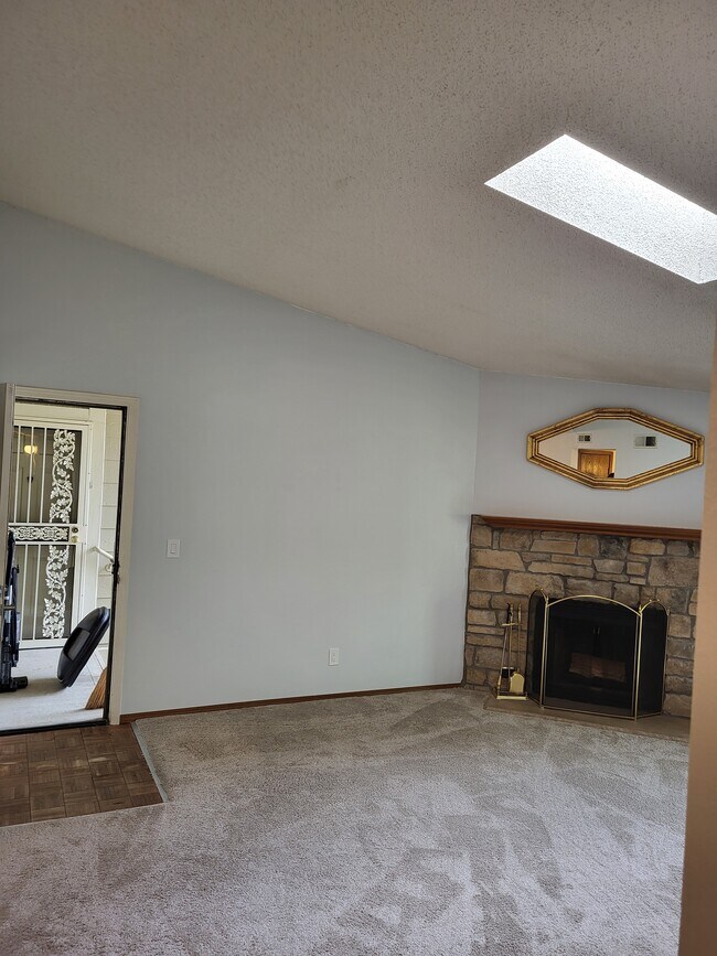 Building Photo - 8225 Fairmount Dr